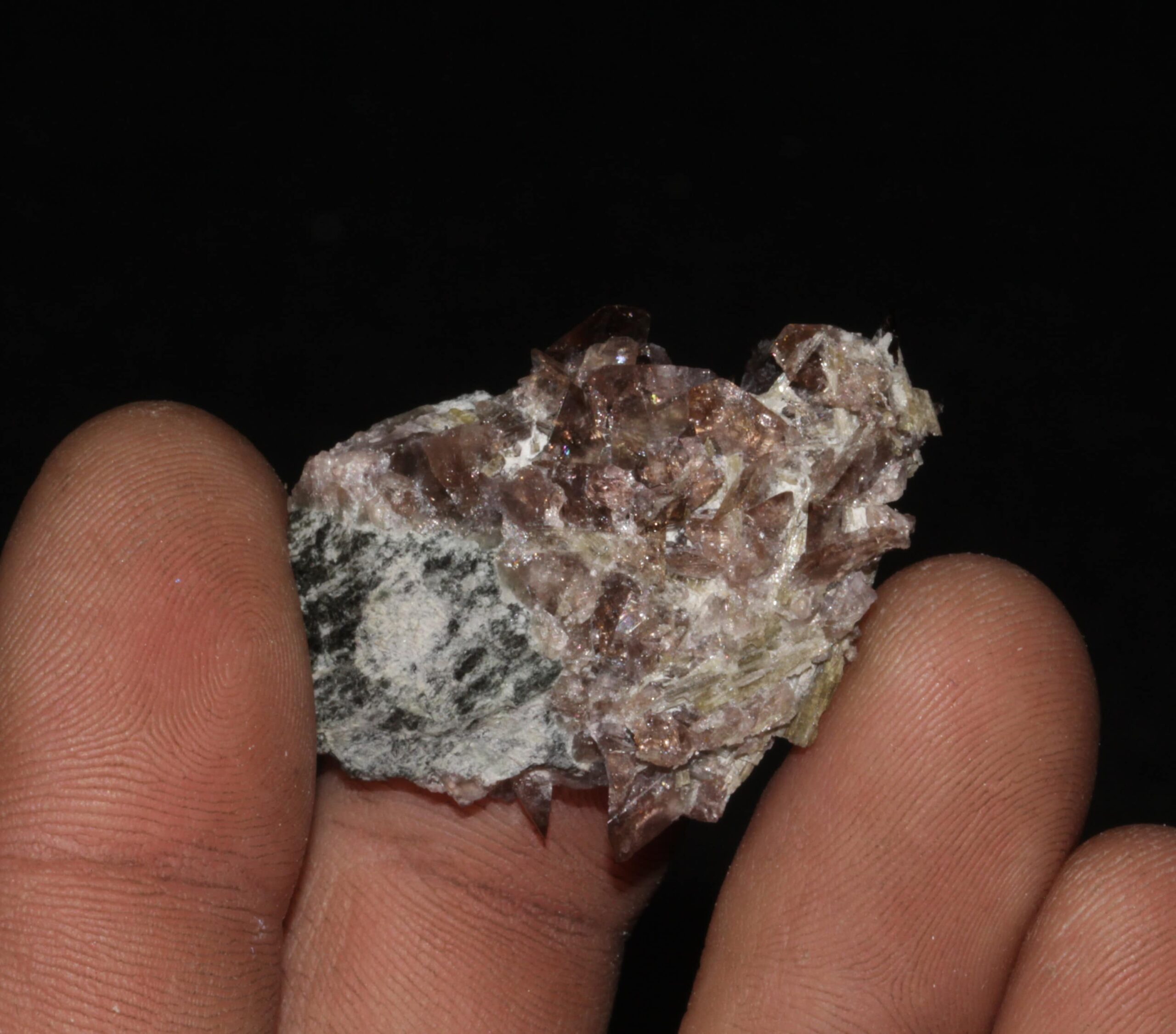 Axinite et épidote, Rochers d'Armentier, Oisans, Isère.