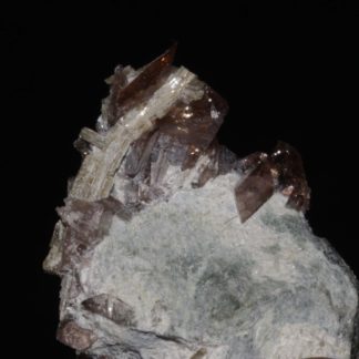Cristal d'axinite et épidote, Rochers d'Armentier, Oisans, Isère.