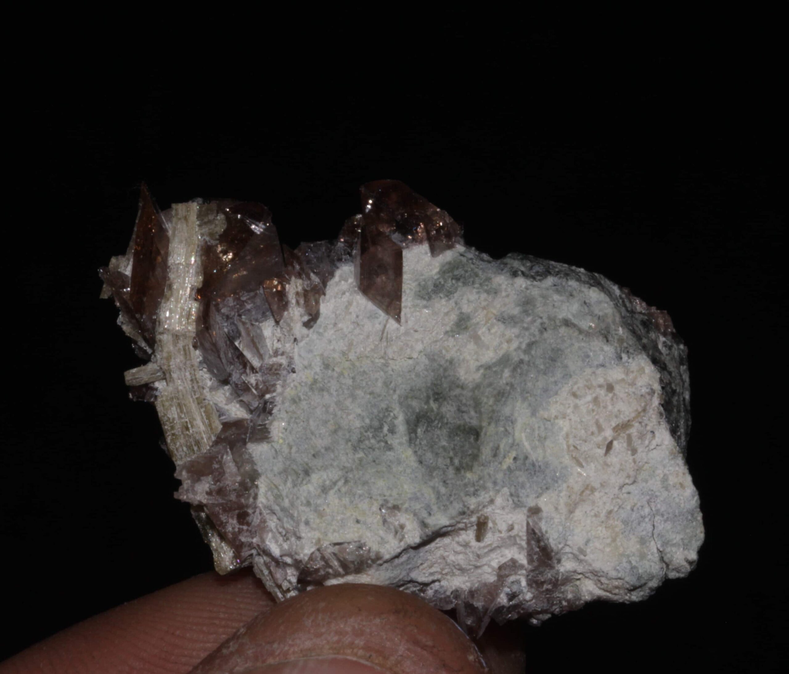 Cristal d'axinite et épidote, Rochers d'Armentier, Isère.