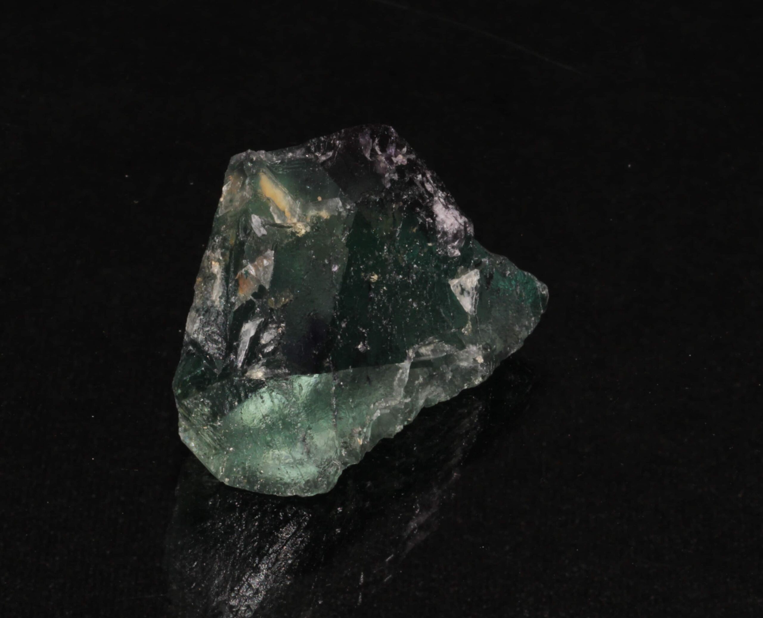 Fluorine massive verte, carrière de Boltry, Seilles, Belgique.