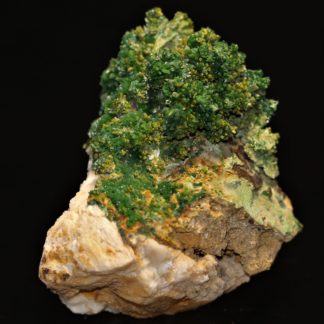 Pyromorphite verte en cristaux sur gangue de la mine des Farges (Corrèze).