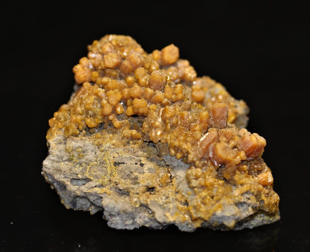 Pyromorphite orangée, Les Farges, près d'Ussel, Corrèze.