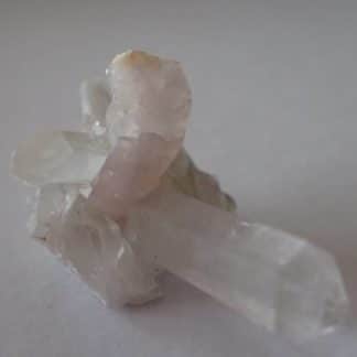 Apatite rose sur quartz d'Inschitobel, près de Amsteg (Uri), en Suisse.