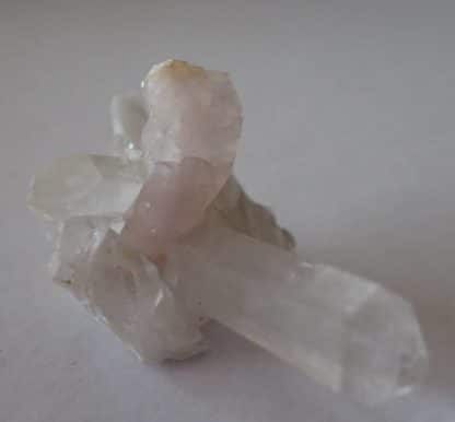 Apatite rose sur quartz d'Inschitobel, près de Amsteg (Uri), en Suisse.