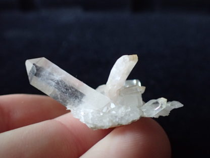 Apatite rose sur quartz d'Inschitobel, près de Amsteg (Uri), en Suisse.