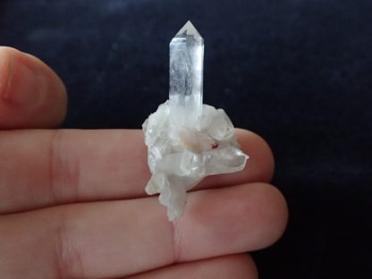 Apatite rose sur quartz d'Inschitobel, près de Amsteg (Uri), en Suisse.