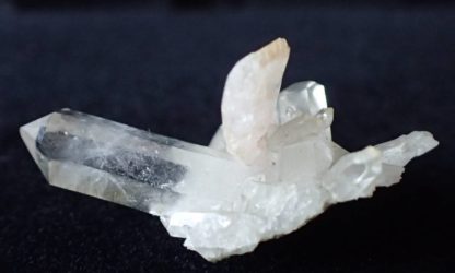 Apatite rose sur quartz d'Inschitobel, près de Amsteg (Uri), en Suisse.