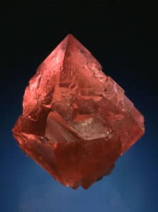 Fluorine rose à rouge de Chamonix (massif du Mont-Blanc), Haute-Savoie.