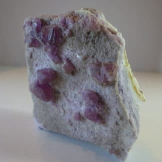 Fluorite violette de la mine Maine-Reclesne, Saône-et-Loire.