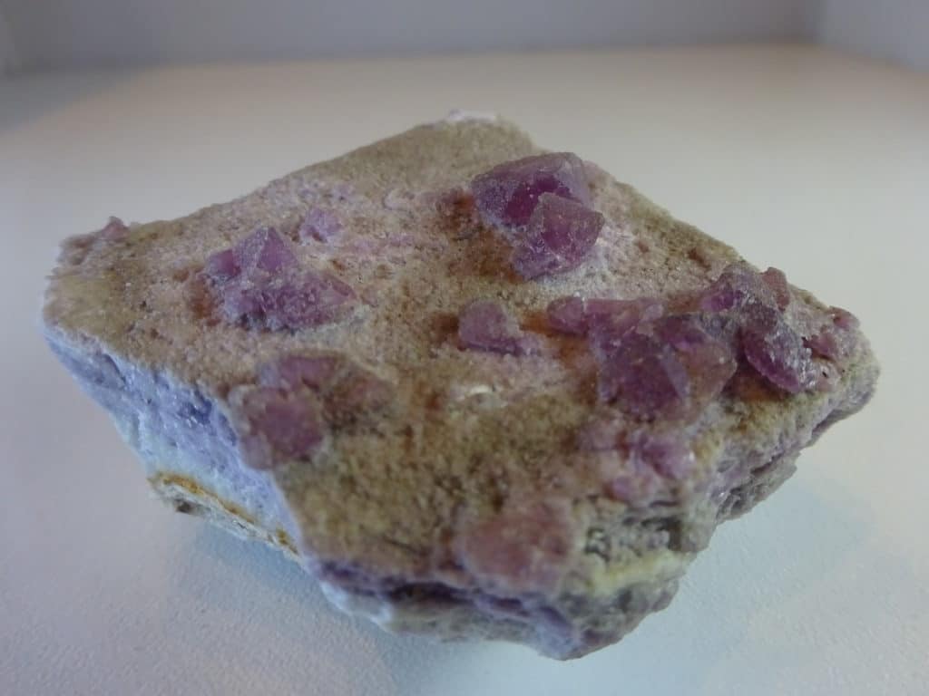 Fluorite violette de la mine Maine-Reclesne, Saône-et-Loire.