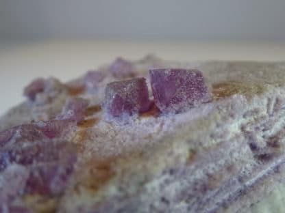 Fluorite violette de la mine Maine-Reclesne, Saône-et-Loire.