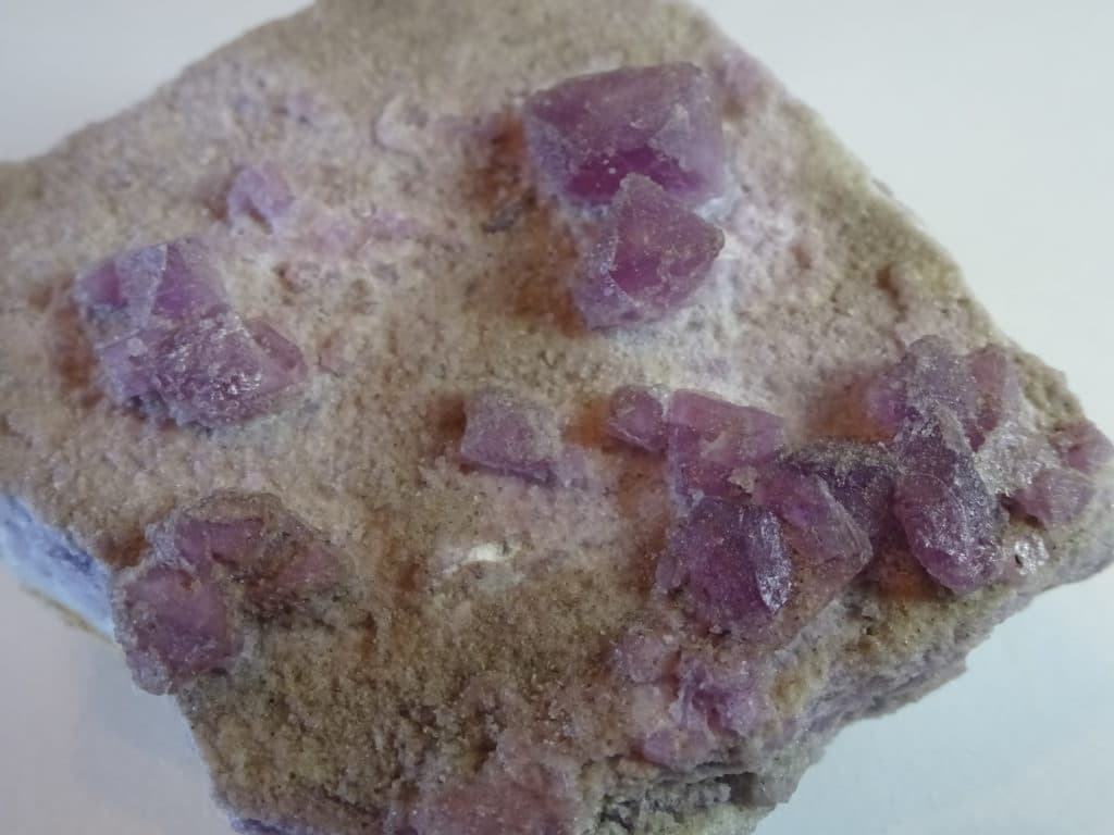 Fluorite violette de la mine Maine-Reclesne, Saône-et-Loire.