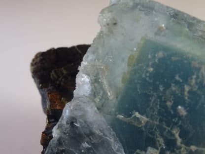 Chalcopyrite et quartz sur fluorine bleue, mine du Burc, Le Burg, Tarn.