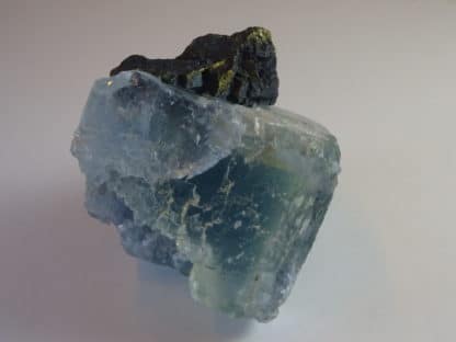 Chalcopyrite et quartz sur fluorine bleue, mine du Burc, Le Burg, Tarn.
