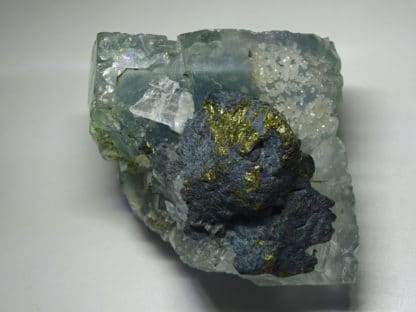 Chalcopyrite et quartz sur fluorine bleue, mine du Burc, Le Burg, Tarn.