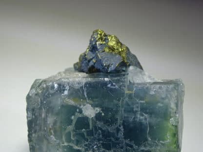 Chalcopyrite et quartz sur fluorine bleue, mine du Burc, Le Burg, Tarn.