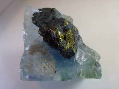 Chalcopyrite et quartz sur fluorine bleue, mine du Burc, Le Burg, Tarn.