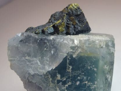 Chalcopyrite et quartz sur fluorine bleue, mine du Burc, Le Burg, Tarn.