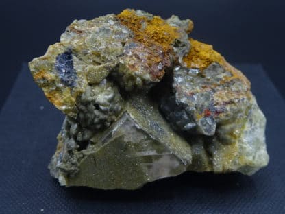 Fluorine et smithsonite, carrière du Rivet, Peyrebrune, Tarn.