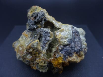 Fluorine et smithsonite, carrière du Rivet, Peyrebrune, Tarn.