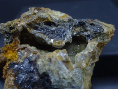 Fluorine et smithsonite, carrière du Rivet, Peyrebrune, Tarn.