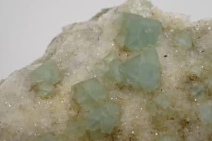 Fluorite verte sur quartz, Fiesch, Goms, Valais, Suisse.