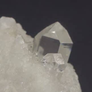 Cristaux de quartz sur marbre blanc, Carrare, Italie.