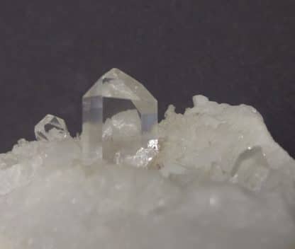 Cristaux de quartz sur marbre blanc, Carrare, Italie.