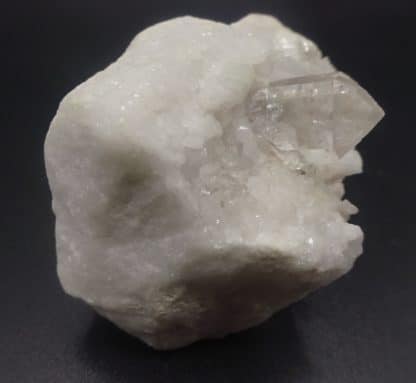 Cristaux de quartz sur marbre blanc, Carrare, Italie.