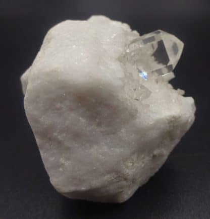 Cristaux de quartz sur marbre blanc, Carrare, Italie.