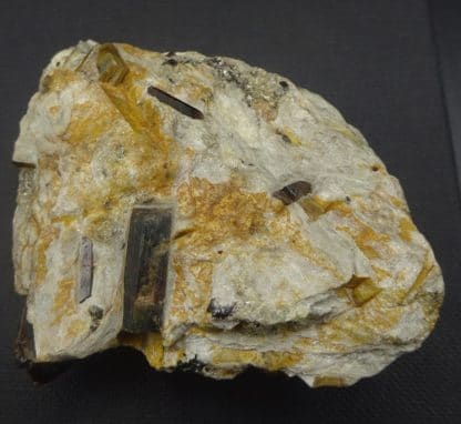 Staurolite et Disthène sur Paragonite, Pizzo Forno, Tessin, Suisse.