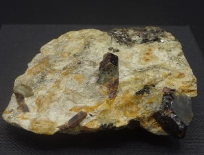 Staurolite et Disthène sur Paragonite, Pizzo Forno, Tessin, Suisse.