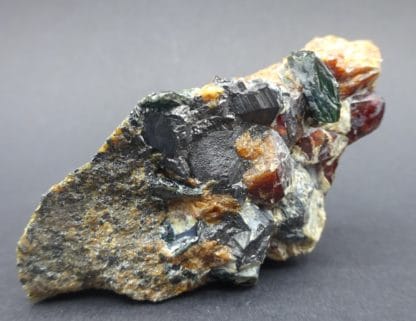 Chondrodite, magnétite et clinochlore, Tilly Foster Mine, New York, USA.