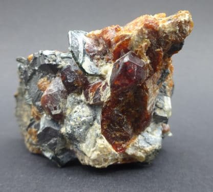 Chondrodite, magnétite et clinochlore, Tilly Foster Mine, New York, USA.