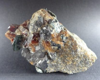 Chondrodite, magnétite et clinochlore, Tilly Foster Mine, New York, USA.