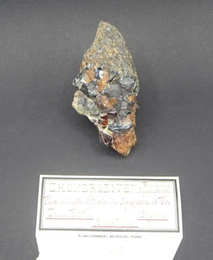 Chondrodite, magnétite et clinochlore, Tilly Foster Mine, New York, USA.