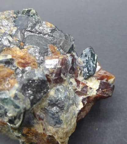 Chondrodite, magnétite et clinochlore, Tilly Foster Mine, New York, USA.