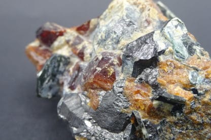 Chondrodite, magnétite et clinochlore, Tilly Foster Mine, New York, USA.