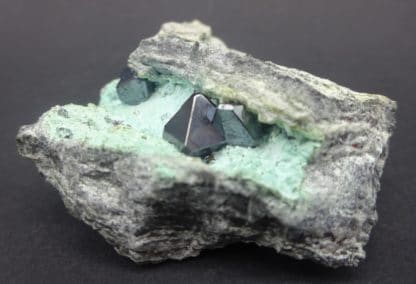 Cristaux de Cuprite sur chrysocolle, mine de Mashamba, Katanga, Congo.