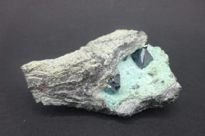 Cuprite sur chrysocolle, mine de Mashamba, Katanga, Congo.