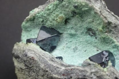 Cristal de Cuprite sur chrysocolle, mine de Mashamba, Katanga, Congo.