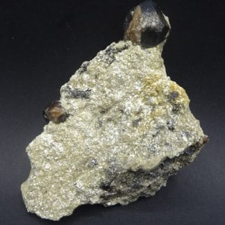 Cassitérite sur Muscovite, mine de La Villeder, Roc-Saint-André, Morbihan.