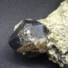 Cassitérite sur Muscovite, mine de La Villeder, Roc-Saint-André, Morbihan.