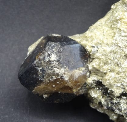 Cassitérite sur Muscovite, mine de La Villeder, Roc-Saint-André, Morbihan.