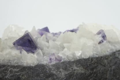 Fluorite sur calcite, Lavaux-Sainte-Anne, Rochefort, Namur, Belgique.