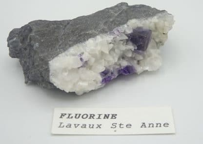 Fluorite sur calcite, Lavaux-Sainte-Anne, Rochefort, Namur, Belgique.