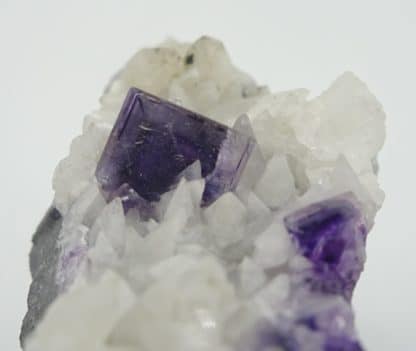 Fluorite sur calcite, Lavaux-Sainte-Anne, Rochefort, Namur, Belgique.