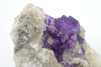 Fluorite violette sur calcite, Lavaux-Sainte-Anne, Namur, Belgique.