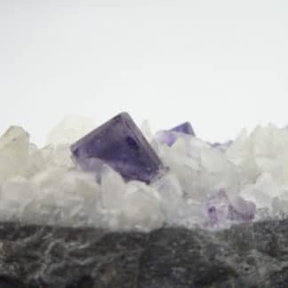 Fluorite sur calcite, Lavaux-Sainte-Anne, Rochefort, Namur, Belgique.