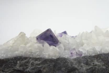 Fluorite sur calcite, Lavaux-Sainte-Anne, Rochefort, Namur, Belgique.